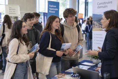 Lycéens se renseignant sur un stand lors d’un salon d’orientation