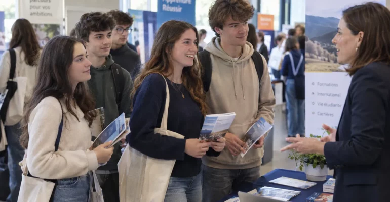 Lycéens se renseignant sur un stand lors d’un salon d’orientation