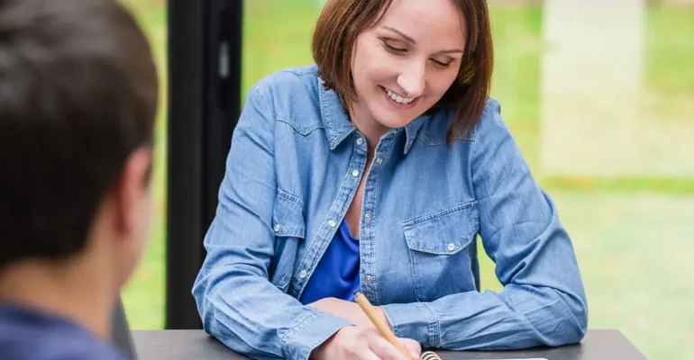 Maud Lepierre prenant des notes pendant une séance d’orientation avec un adolescent