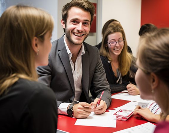 Jeune professionnel souriant lors d’un atelier en groupe