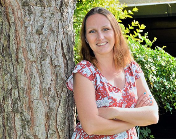 Maud Lepierre, conseillère en orientation scolaire, souriante en extérieur
