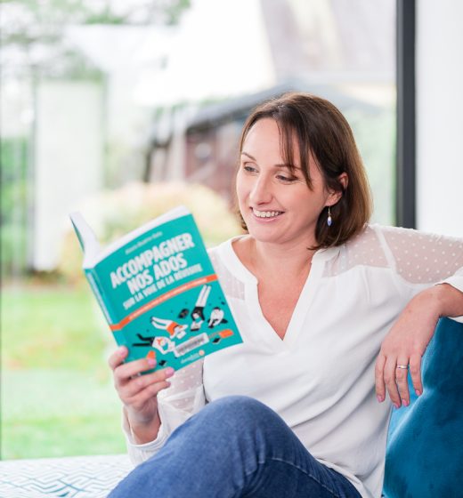 Maud Lepierre lisant un livre sur l’accompagnement des adolescents