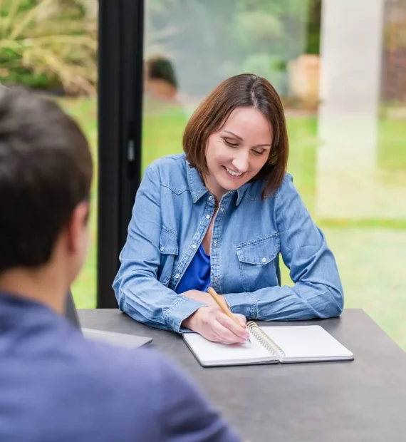 Maud Lepierre prenant des notes pendant une séance d’orientation avec un adolescent